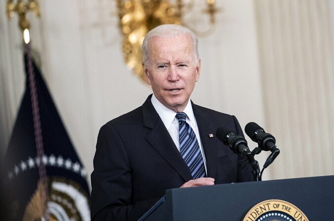 El presidente Joe Biden pronuncia un discurso en el Comedor de Estado de la Casa Blanca el 5 de noviembre de 2021. (Sarah Silbiger/Getty Images)