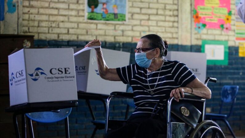 Una mujer deposita su voto durante las elecciones generales, en un colegio electoral en Managua (Nicaragua) el 7 de noviembre de 2021. (Oswaldo Rivas/AFP vía Getty Images)