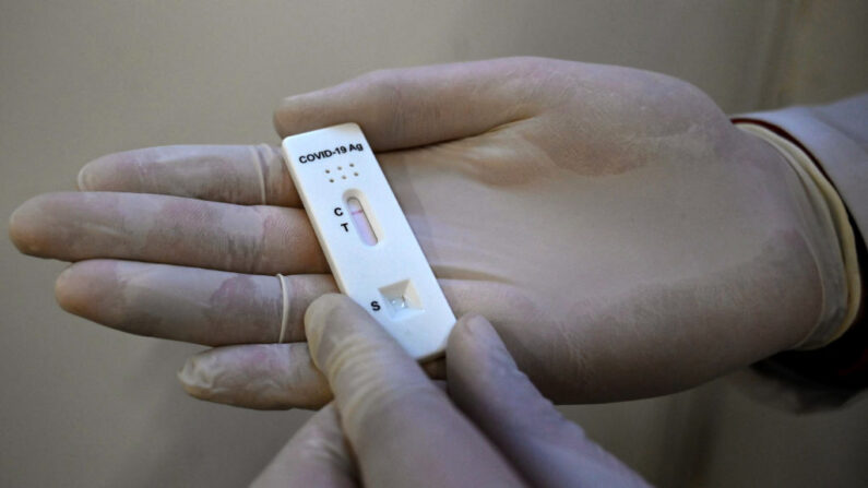 Una vista de una prueba rápida de antígeno utilizada para la enfermedad del covid-19. (Natalia Kolesnikova/AFP vía Getty Images)