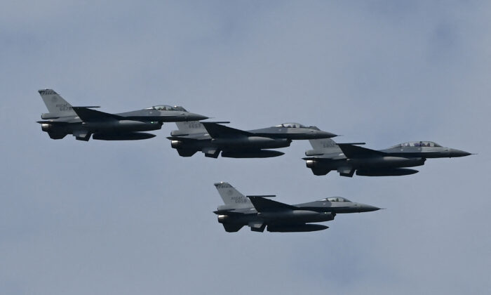 Cuatro cazas F-16 V mejorados de fabricación estadounidense vuelan durante una demostración en una ceremonia en la Fuerza Aérea de Chiayi en el sur de Taiwán, el 18 de noviembre de 2021. (Foto de SAM YEH/AFP a través de Getty Images)