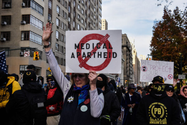 Activistas se manifiestan en contra de las órdenesde vacunación en la ciudad de Nueva York, el 20 de noviembre de 2021. (Stephanie Keith/Getty Images)