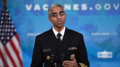 Director de salud pública dice que EE.UU. no debe entrar en pánico por ómicron, pero pidió precaución