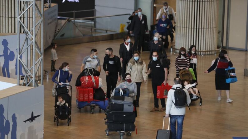 Pasajeros llegan al aeropuerto israelí Ben Gurion en Lod, al este de Tel Aviv, el 28 de noviembre de 2021. (Ahmad Gharabli/AFP vía Getty Images)