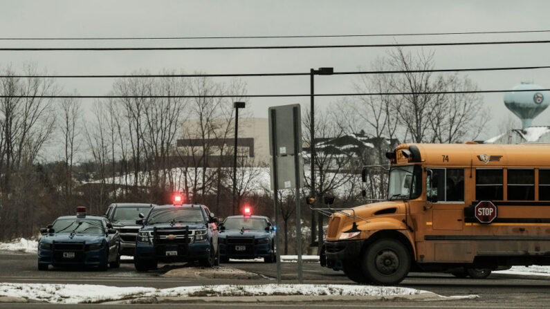 Coches de policía restringen el acceso a Oxford High School tras un tiroteo el 30 de noviembre de 2021, en Oxford, Michigan. (Matthew Hatcher/Getty Images)