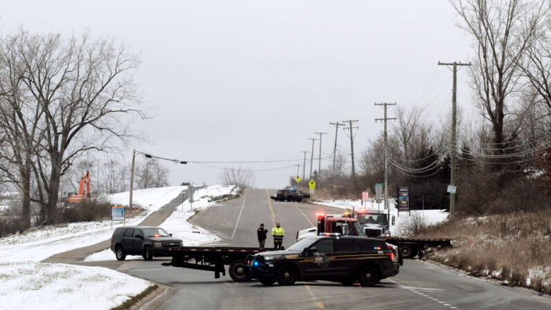 Un bloqueo policial en la carretera restringe el acceso al instituto de Oxford tras un tiroteo el 30 de noviembre de 2021 en Oxford, Michigan (EE.UU.). (Matthew Hatcher/Getty Images)
