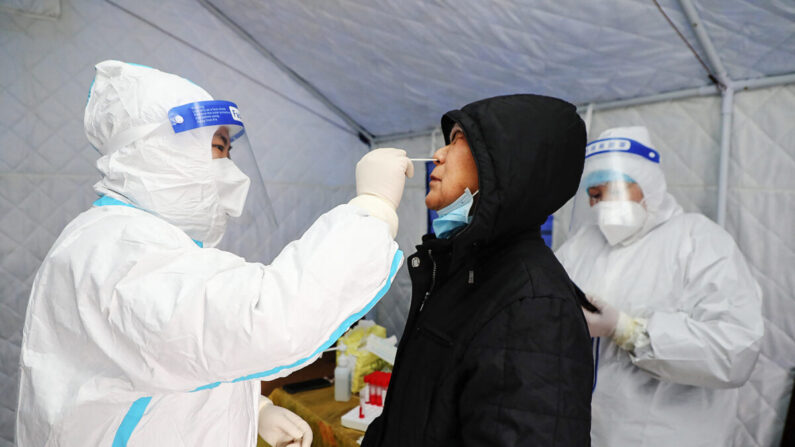 Un residente se somete a una prueba de ácido nucleico para detectar el COVID-19 en Manzhouli, en el norte de la región de Mongolia Interior, China, el 29 de noviembre de 2021. (STR/CNS/AFP vía Getty Images)