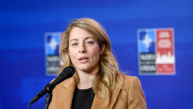 Melanie Joly, ministra de Asuntos Exteriores de Canadá, hace una declaración de prensa a las puertas de una reunión de ministros de Asuntos Exteriores de la OTAN en Riga, Letonia, el 1 de diciembre de 2021. (Gints Ivuskans/AFP vía Getty Images)