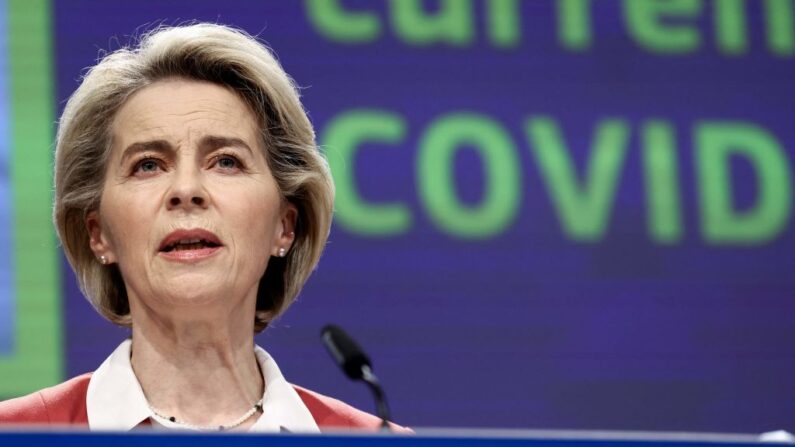 La presidenta de la Comisión Europea, Ursula von der Leyen, habla durante una rueda de prensa sobre el Portal Global en la sede de la UE en Bruselas (Bélgica), el 1 de diciembre de 2021. (Kenzo Tribouillard/AFP vía Getty Images)