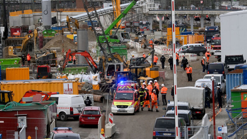 Los bomberos y la policía trabajan en el lugar de la explosión de una bomba cerca de la estación principal de trenes de Múnich, en el sur de Alemania, el 1 de diciembre de 2021. (Christof Stache/AFP vía Getty Images)