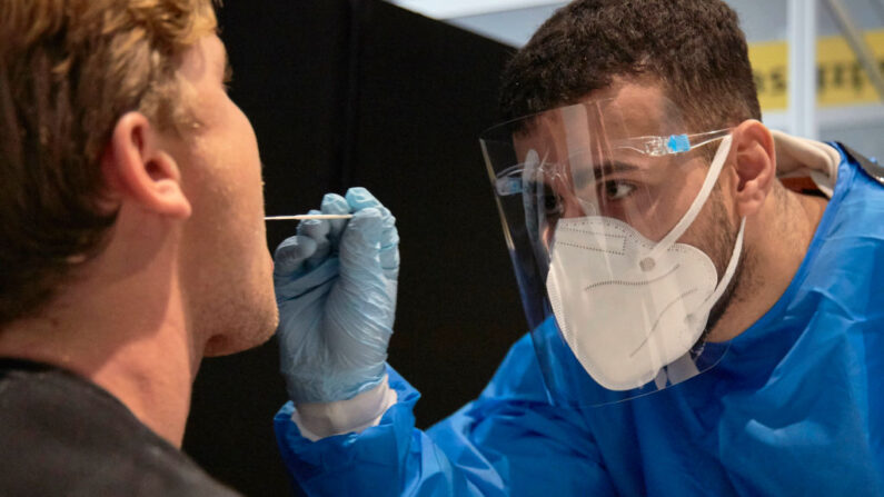 El pasajero de un vuelo procedente de Sudáfrica se somete a la prueba del coronavirus en el aeropuerto de Ámsterdam Schiphol el 2 de diciembre de 2021 en Ámsterdam, Países Bajos. (Pierre Crom/Getty Images)