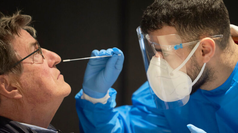 Un pasajero de un vuelo se somete a la prueba del coronavirus en el aeropuerto de Ámsterdam Schiphol el 2 de diciembre de 2021 en Ámsterdam, Países Bajos. (Pierre Crom/Getty Images)
