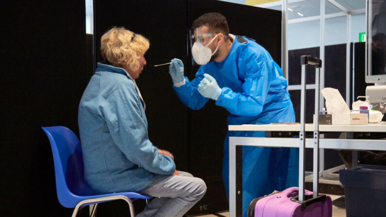 La pasajera de un vuelo procedente de Sudáfrica se somete a una prueba de coronavirus en el aeropuerto Schiphol de Ámsterdam, el 2 de diciembre de 2021, en Ámsterdam, Países Bajos. (Pierre Crom/Getty Images)