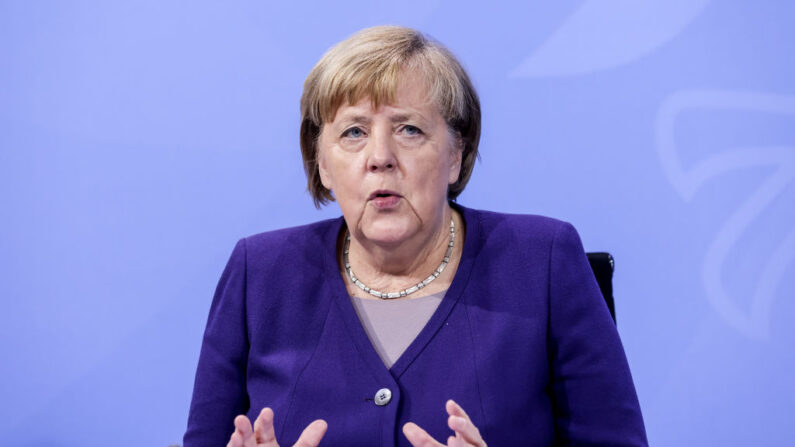 La canciller alemana Angela Merkel asiste a una rueda de prensa tras una videoconferencia con los primeros ministros alemanes sobre la situación actual del coronavirus, en la Cancillería el 2 de diciembre de 2021 en Berlín, Alemania.(Filip Singer - Pool/Getty Images)