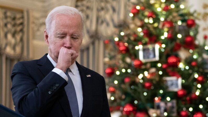 El presidente de Estados Unidos, Joe Biden, tose mientras habla con los periodistas sobre el informe de empleos de noviembre, en la Casa Blanca, en Washington, D.C, el 3 de diciembre de 2021. (ANDREW CABALLERO-REYNOLDS/AFP a través de Getty Images)