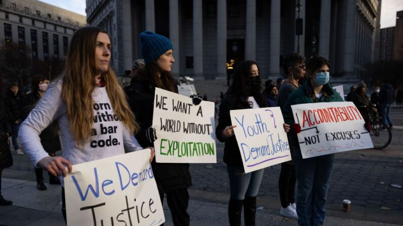 Manifestantes protestan en solidaridad con las supervivientes de Jeffery Epstein y Ghislaine Maxwell en Nueva York el 4 de diciembre de 2021. (YUKI IWAMURA/AFP vía Getty Images)