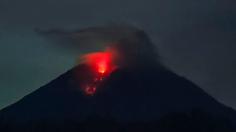 El monte Semeru arroja lava en una imagen de la aldea de Sumber Wuluh en Lumajang (Indonesia) el 6 de diciembre de 2021, después de una erupción. (Juni Kriswanto/AFP vía Getty Images)