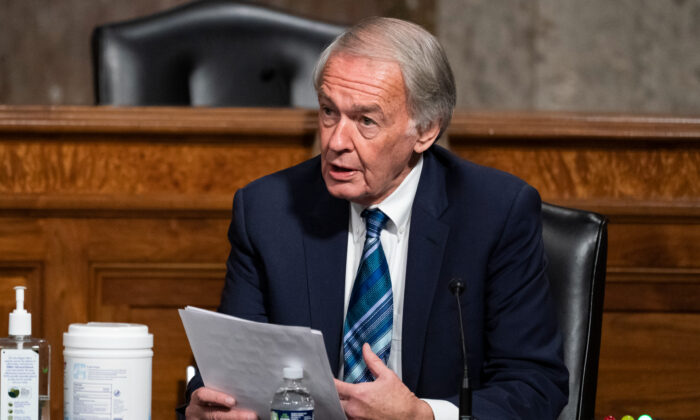 El senador Ed Markey (D-Mass.) habla durante una audiencia del Comité de Relaciones Exteriores del Senado para examinar la política entre Estados Unidos y Rusia en el Capitolio de EE. UU. en Washington, el 7 de diciembre de 2021. (Alex Brandon-Pool/Getty Images)