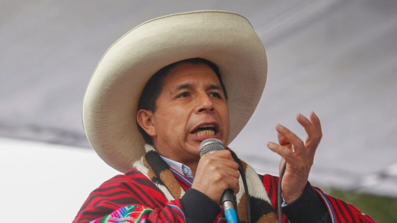 El expresidente peruano Pedro Castillo, vestido con un traje típico andino, habla durante una masiva manifestación que pide estabilidad política y económica en Juliaca, región de Puno, Perú, el 7 de diciembre de 2021. (Carlos Mamani/AFP vía Getty Images)