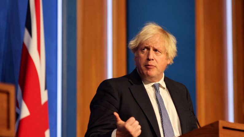 El primer ministro británico, Boris Johnson, ofrece una rueda de prensa para la última actualización de Covid-19 en la sala de reuniones de Downing Street, en el centro de Londres, el 8 de diciembre de 2021. (Adrian Dennis/AFP vía Getty Images)