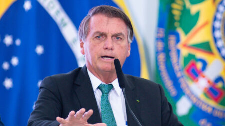 Afirma Bolsonaro que ley contra noticias falsas es «inicio de la censura»