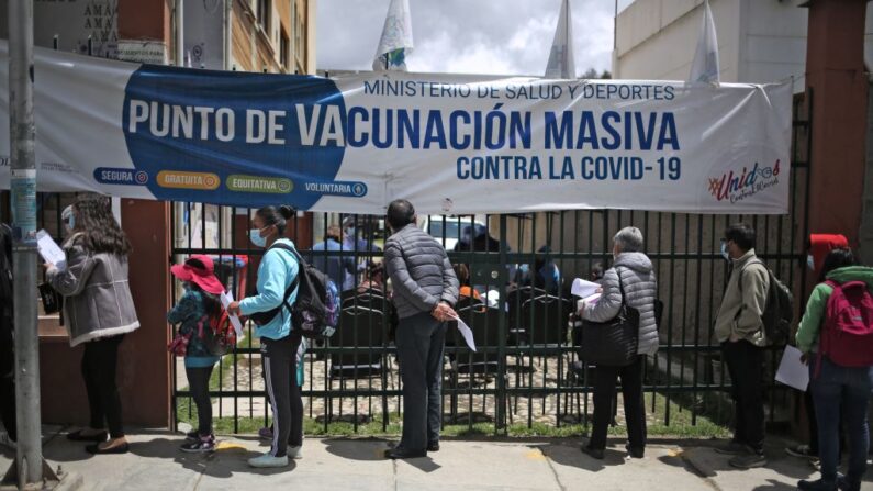 La gente hace fila en un punto de vacunación para recibir una dosis de la vacuna Sinopharm contra el COVID-19 en La Paz (Bolivia) el 9 de diciembre de 2021, después de que el presidente boliviano Luis Arce autorizara la vacunación de niños de entre 5 y 11 años. (Luis Gandarillas/AFP vía Getty Images)