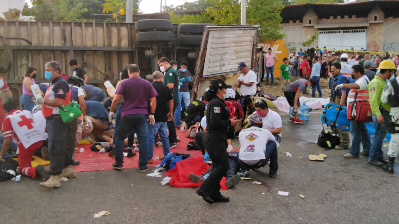 Policías y rescatistas son vistos después de un accidente en el que murieron al menos 55 migrantes, en Tuxtla Gutiérrez, estado de Chiapas, México, el 9 de diciembre de 2021. (Sergio Hernandez/AFP vía Getty Images)