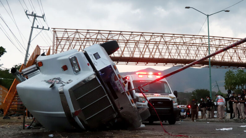 Un camión que transportaba migrantes es visto volcado tras un accidente de tránsito en el que murieron varios migrantes de Centroamérica el 9 de diciembre de 2021 en Tuxtla Gutiérrez, México. (Alfredo Pacheco/Getty Images)