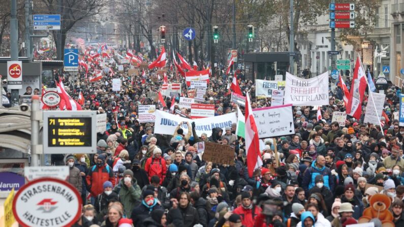 Manifestación contra las restricciones impuestas por la covid-19 y la vacunación obligatoria que entrará en vigor en febrero, el 11 de diciembre de 2021 en Viena, Austria. (Florian Wieser/APA/AFP vía Getty Images)
