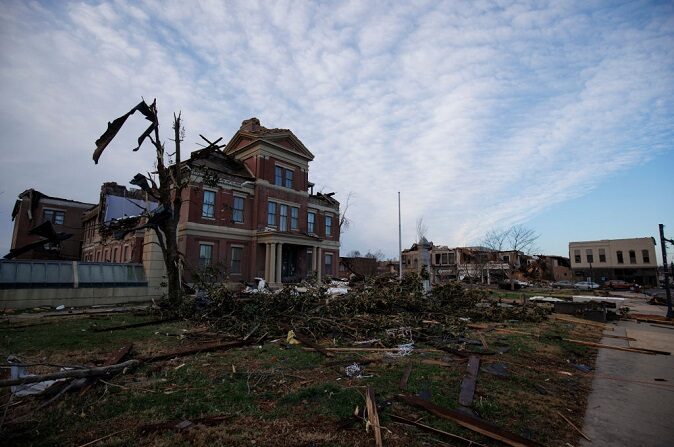 Se ven fuertes daños en el juzgado de la ciudad después de que un tornado arrasara la zona el 11 de diciembre de 2021 en Mayfield, Kentucky. (Brett Carlsen/Getty Images)