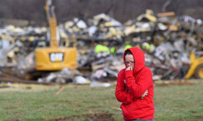 Una mujer se aleja de lo que queda de la fábrica de velas Mayfield Consumer Products tras su destrucción por un tornado en Mayfield, Kentucky, el 11 de diciembre de 2021. (John Amis/AFP vía Getty Images)
