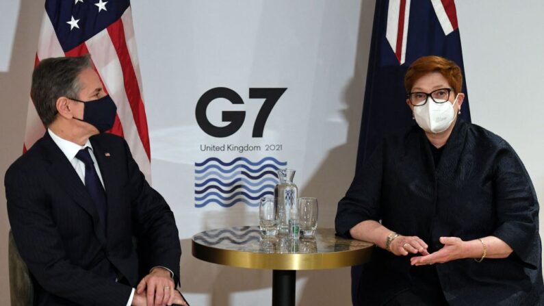 El secretario de Estado de EE. UU., Antony Blinken, y la ministra de Asuntos Exteriores de Australia, Marise Payne, mantienen una reunión bilateral durante el primer día de la cumbre de ministros de Asuntos Exteriores del G7 en Liverpool (Gran Bretaña) el 11 de diciembre de 2021. (Olivier Douliery/Pool vía Getty Images)