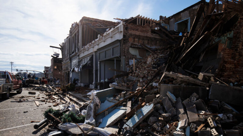 Un edificio dañado por un tornado se apila en la calle el 11 de diciembre de 2021 en Mayfield, Kentucky. (Brett Carlsen/Getty Images)