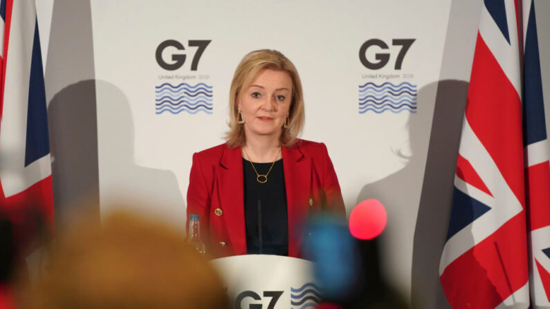 La ministra de Asuntos Exteriores británica, Liz Truss, habla en una conferencia de prensa durante la reunión de ministros de Asuntos Exteriores del G7 en Liverpool (Inglaterra) el 12 de diciembre de 2021. (Jon Super/WPA Pool/Getty Images)