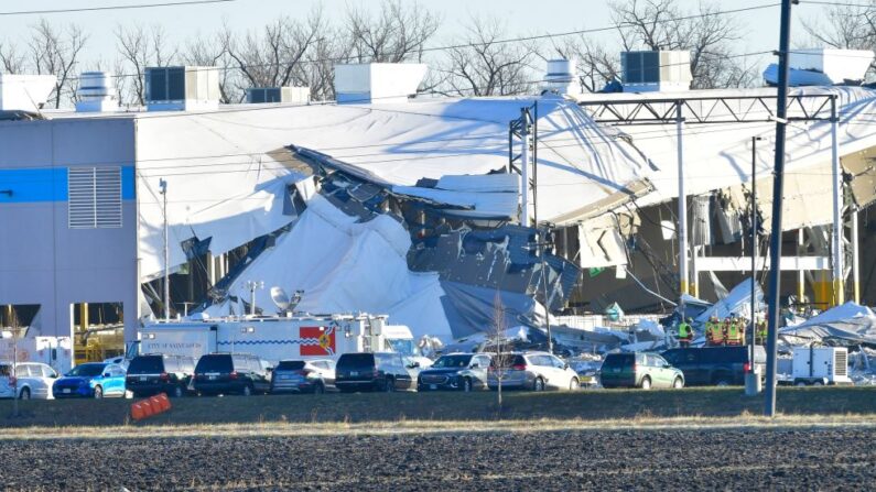 Las operaciones de rescate continúan tras el colapso parcial de un Centro de Cumplimiento de Amazon en Edwardsville, Illinois, el 12 de diciembre de 2021. (TIM VIZER/AFP vía Getty Images)
