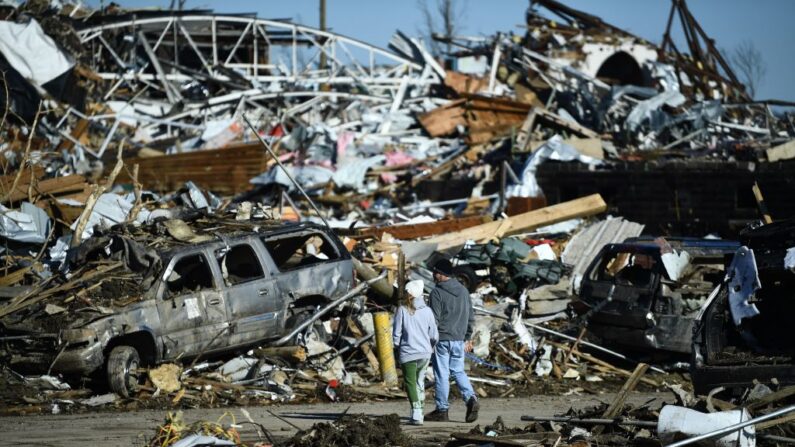 Los daños causados por los tornados se ven después de que el clima extremo golpeara la región el 12 de diciembre de 2021, en Mayfield, Kentucky. (BRENDAN SMIALOWSKI/AFP vía Getty Images)
