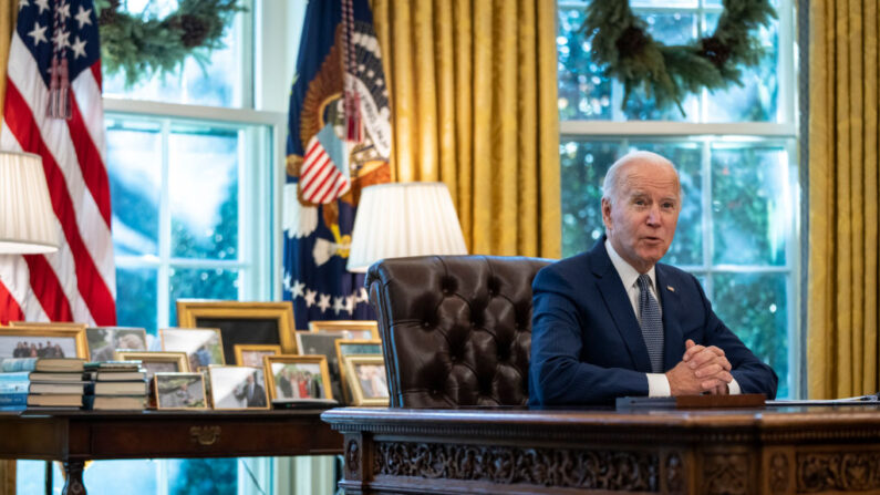 El presidente de Estados Unidos, Joe Biden, habla antes de firmar una orden ejecutiva relacionada con los servicios gubernamentales en el Despacho Oval de la Casa Blanca el 13 de diciembre de 2021 en Washington, DC. (Drew Angerer/Getty Images)
