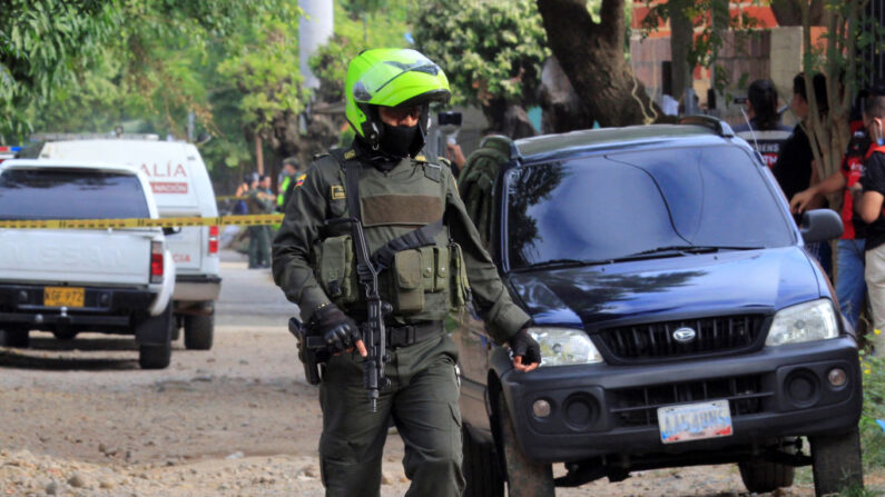 Un policía es visto en el lugar de una explosión cerca del aeropuerto Camilo Daza en la que murieron al menos dos policías, y que ocurrió aproximadamente una hora después de otra explosión en el aeropuerto, en Cúcuta, Colombia, el 14 de diciembre de 2021. (Schneyder Mendoza/AFP vía Getty Images)