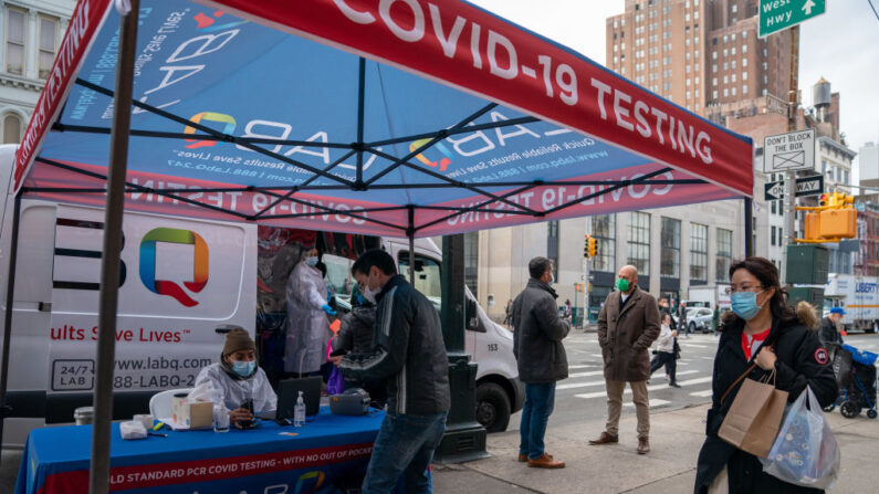 Los CDC han dicho que Nueva Jersey es el segundo estado con mayor propagación de la variante ómicron, Nueva York ocupa el primer lugar, en la ciudad de Nueva York, el 15 de diciembre de 2021. (David Dee Delgado/Getty Images)