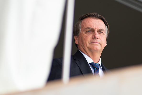 El presidente de Brasil, Jair Bolsonaro, mira el intercambio de la guardia presidencial en el Palacio Planalto, el 16 de diciembre de 2021 en Brasilia, Brasil. (Foto de Andressa Anholete/Getty Images)