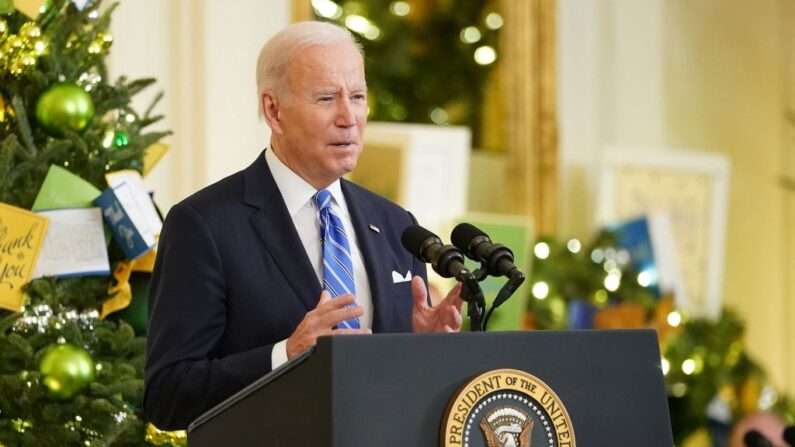 El presidente de los Estados Unidos, Joe Biden, habla durante la ceremonia de entrega de la Medalla de Honor en el Salón Este de la Casa Blanca en Washington, DC, el 16 de diciembre de 2021. (MANDEL NGAN/AFP vía Getty Images)