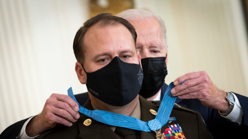 El presidente de Estados Unidos, Joe Biden, entrega la Medalla de Honor al sargento mayor del Ejército, Earl Plumlee, en el Salón Este de la Casa Blanca el 16 de diciembre de 2021 en Washington. (Drew Angerer/Getty Images)