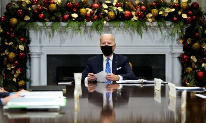 El presidente de EE. UU., Joe Biden, habla durante una reunión con el Equipo de Respuesta COVID-19 de la Casa Blanca, en la Sala Roosevelt de la Casa Blanca, en Washington, el 16 de diciembre de 2021. (Drew Angerer/Getty Images)