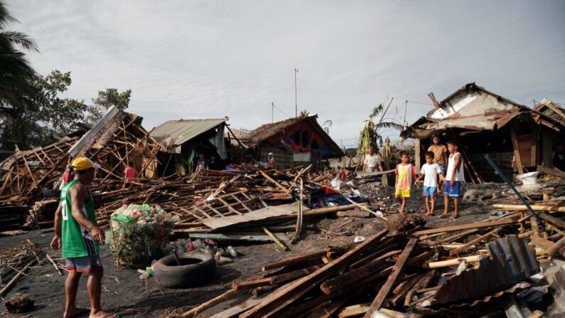 Los residentes rescatan las pertenencias de sus casas destruidas en la ciudad costera de Dulag, en la provincia de Leyte (Filipinas), el 17 de diciembre de 2021, un día después del paso del tifón Rai. (Bobbie Alota/AFP vía Getty Images)