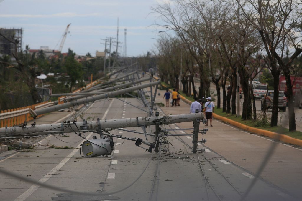 Tifón Yinxing toca tierra en el norte de Filipinas con vientos de hasta 240 km/h