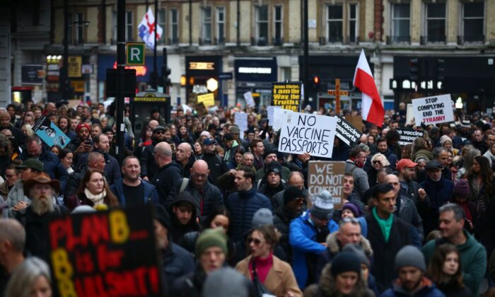 Los manifestantes salieron a las calles a protestar contra los pasaportes de vacunas y los cierres, cerca de la estación Victoria en Londres, el 18 de diciembre de 2021. (Hollie Adams/Getty Images)