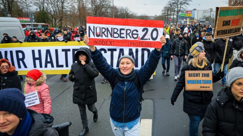 Opositores a las vacunas obligatorias protestan en Nuremberg, Alemania, el 19 de diciembre de 2021. (Leonhard Simon/Getty Images)