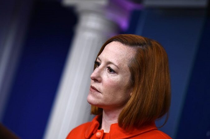 La secretaria de prensa de la Casa Blanca, Jen Psaki, escucha durante la rueda de prensa diaria el 20 de diciembre de 2021, en la sala de reuniones Brady de la Casa Blanca en Washington, DC. (BRENDAN SMIALOWSKI/AFP vía Getty Images)