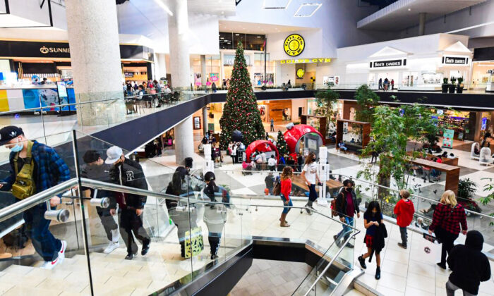 La gente camina en un centro comercial en Santa Anita, California, el 20 de diciembre de 2021. (Frederic J. Brown/AFP vía Getty Images)