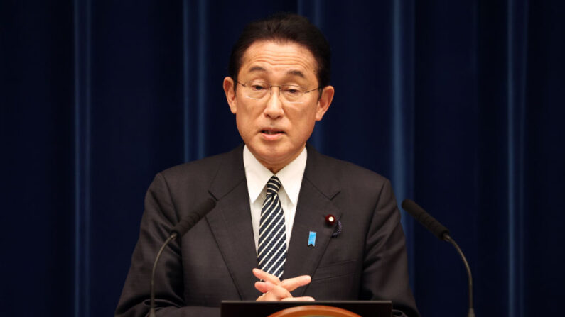 El primer ministro de Japón, Fumio Kishida, habla durante una conferencia de prensa el 21 de diciembre de 2021 en Tokio, Japón. (Yoshikazu Tsuno - Pool/Getty Images)