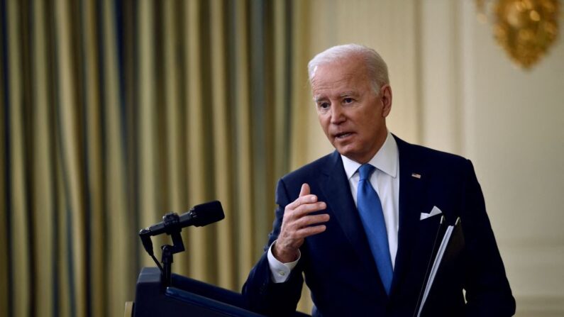 El presidente estadounidense, Joe Biden, habla sobre la variante ómicron de COVID-19, en el Comedor de Estado de la Casa Blanca en Washington, DC, el 21 de diciembre de 2021. (Brendan Smialowski / AFP vía Getty Images)